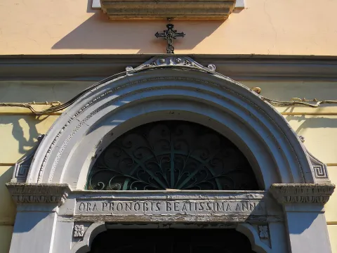 Portale d'ingresso della Cappella di Sant'Anna a Marcianise con iscrizione in latino