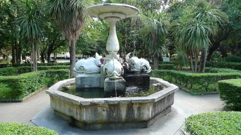 Fontana in pietra con sculture di pesci nella Villa Comunale a San Nicola la Strada.