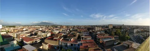 Una colonna di fumo nero si solleva dai campi presso Caivano.