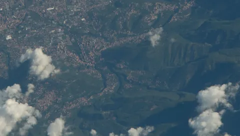 Vista aerea di Gragnano e dei Monti Lattari nella città metropolitana di Napoli