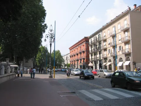Piazza Libertà ad Avellino con un grande albero di Natale.