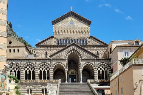 Il Duomo di Amalfi con la sua maestosa scalinata e la facciata decorata.