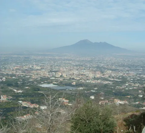 Processione religiosa lungo una strada ad Angri, in provincia di Salerno