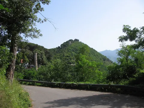 Scorcio paesaggistico tra le colline di Cava de' Tirreni con una torre in pietra.