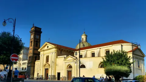 Vista dall'alto della stazione ferroviaria di Scafati, con binari, banchine e edifici circostanti.