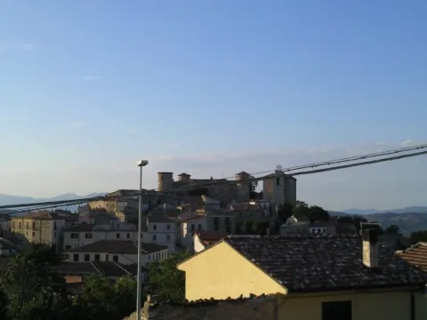 San Clemente martire, patrono di un borgo dominato da un castello di sette secoli