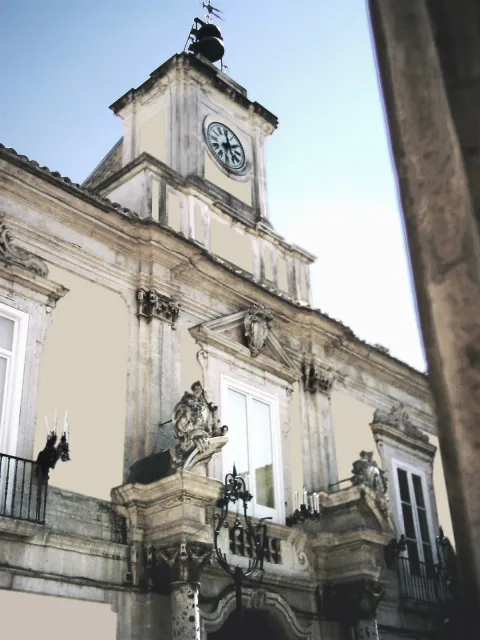 Scultura con cherubini in marmo su un altare a San Severo, Foggia.