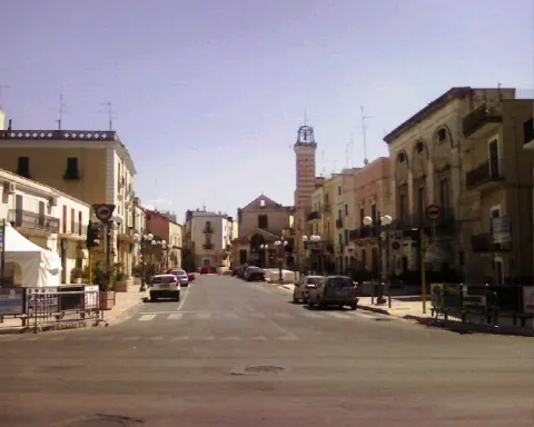 Vista di una strada del centro cittadino di Modugno