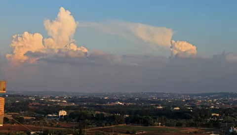 Panorama della campagna nei dintorni di Cisternino con nubi all'orizzonte