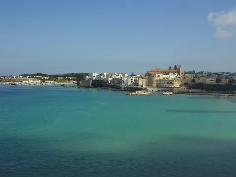 Vista panoramica di Otranto e del suo centro storico affacciato sul mare