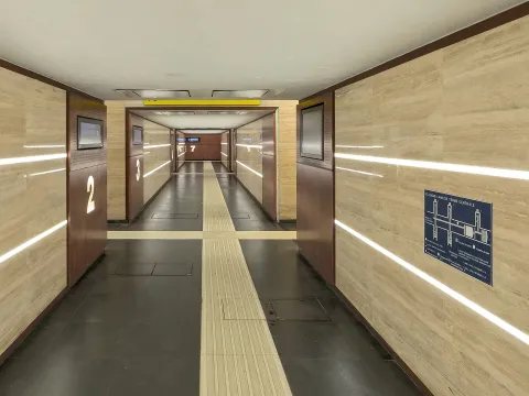 Sottopasso pedonale con indicazioni nella stazione di Lamezia Terme Centrale