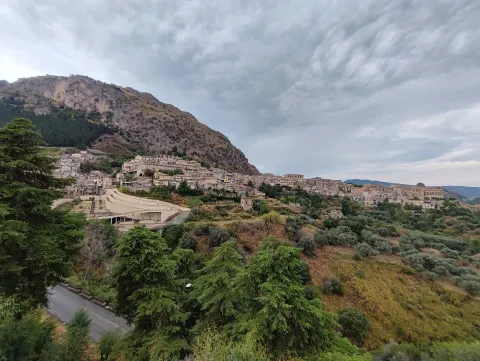 Panoramica del borgo di Stilo adagiato ai piedi del Monte Consolino in Calabria