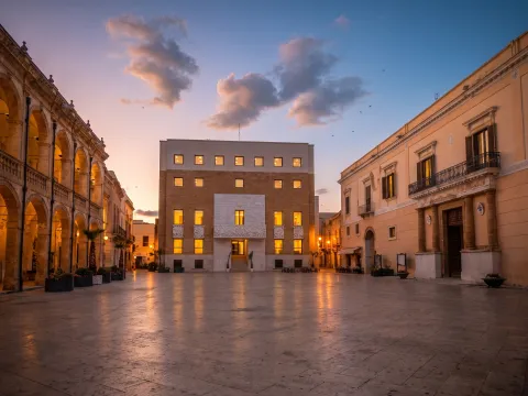 Scorcio di un cortile nel centro storico di Mazara del Vallo con vasi in ceramica e mosaico