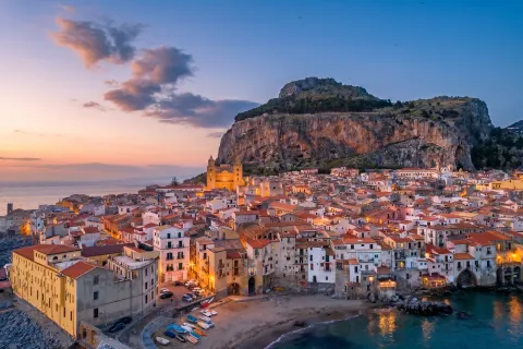 Panoramica di Cefalù con la Rocca, il Duomo e la costa tra gli ulivi