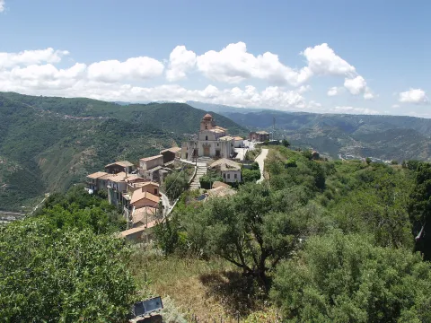 San Giuseppe, patrono di un paese fra due torri di avvistamento