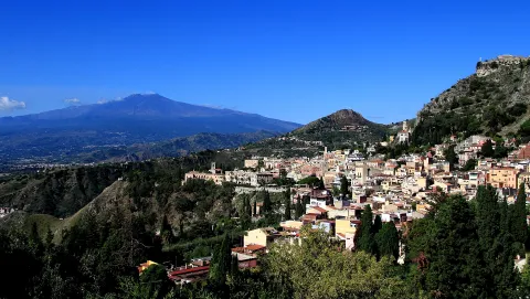 Scorcio di un vicolo caratteristico tra gli edifici a Taormina, in Sicilia.
