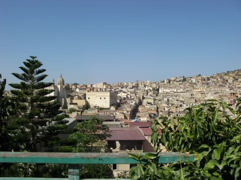 Vista panoramica della città di Favara con il Castello Chiaramonte e la cupola della Chiesa Madre.