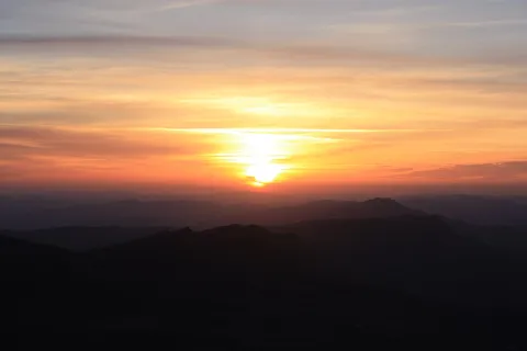 Tramonto dorato tra le montagne nei dintorni di Enna in Sicilia