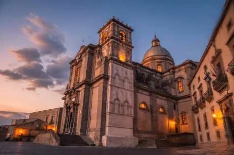 Scorcio del Duomo di Maria Santissima delle Vittorie e della piazza a Piazza Armerina, Sicilia.