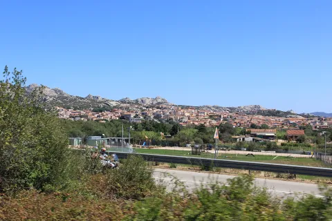 Vista panoramica di Arzachena adagiata tra le colline granitiche della Gallura in Sardegna.