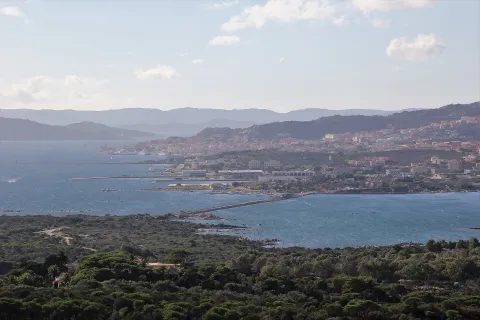 Vista panoramica della città di La Maddalena, il mare e la costa dell'isola.