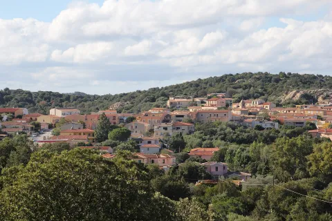 Vista di un borgo immerso tra le colline verdi nei pressi di Olbia