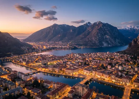 Veduta aerea panoramica della città di Lecco affacciata sul lago di Como