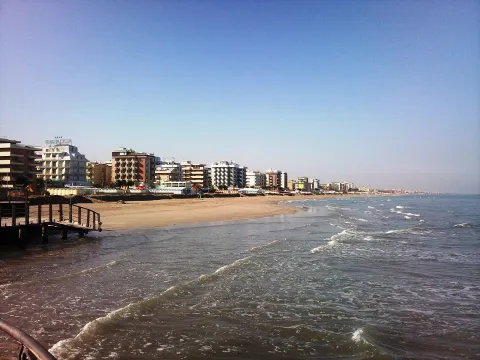 Vista della spiaggia di Riccione con gli hotel sul mare Adriatico