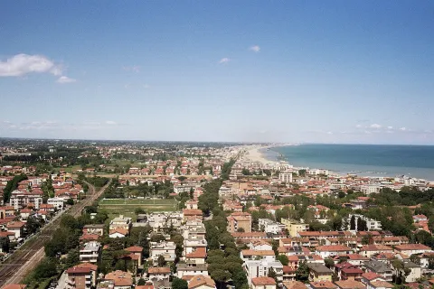 Vista aerea panoramica della città costiera di Rimini con la spiaggia e il mare Adriatico.