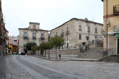 San Sebastiano, patrono con la processione del Calvario e la Naca