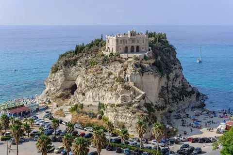 Santuario di Santa Maria dell'Isola arroccato sulla scogliera di Tropea in Calabria.
