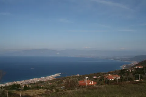 Vista panoramica della costa e del porto di Vibo Marina nel Golfo di Sant'Eufemia