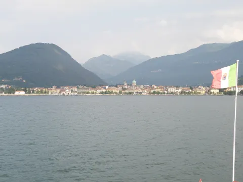 Vista di Verbania dal Lago Maggiore con la cupola di San Vittore e le montagne.
