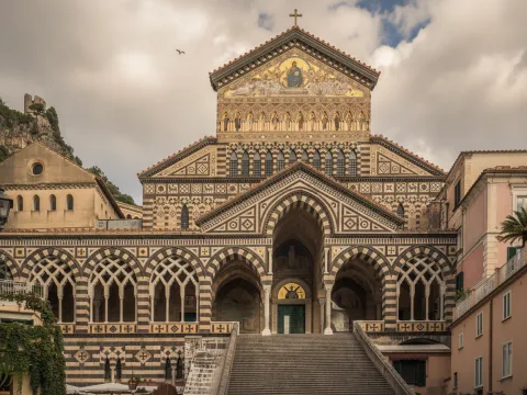 Facciata decorata e scalinata del Duomo di Amalfi in Piazza del Duomo