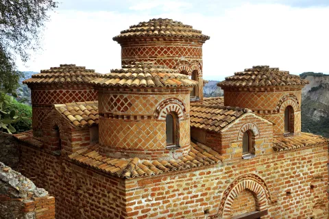 La Cattolica di Stilo, una chiesetta bizantina con cupole in mattoni rossi in Calabria