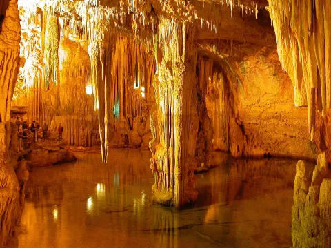 Spettacolari stalattiti e stalagmiti si riflettono nel lago interno della Grotta di Nettuno ad Alghero.