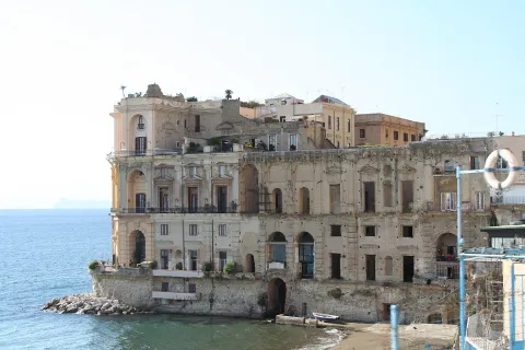 Palazzo Donn'Anna — Napoli