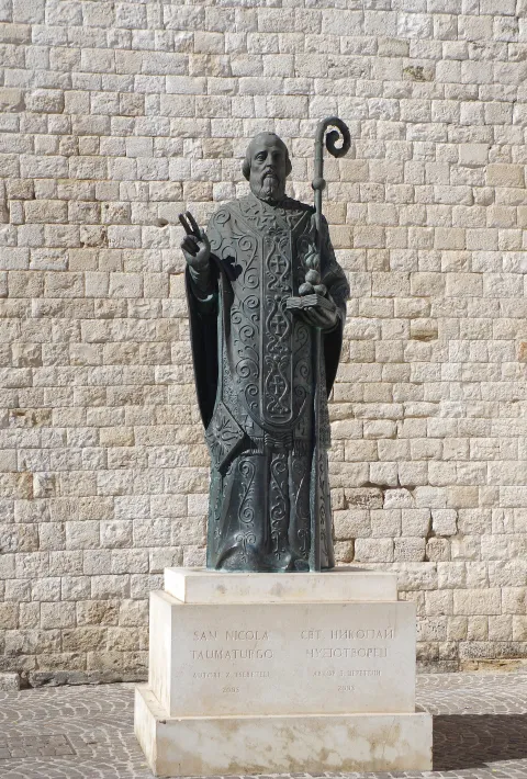 Statua di San Nicola — Bari