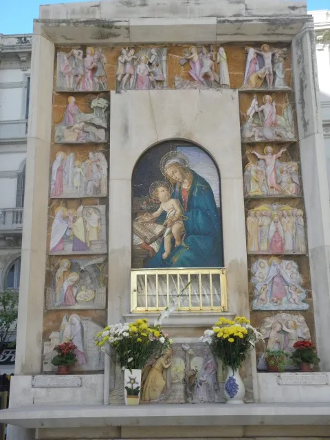 Monumento dedicato alla Madonna — Bari