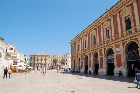 Piazza del Ferrarese — Bari