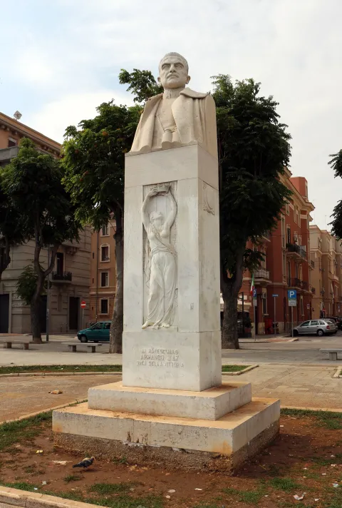 Monumento dedicato al maresciallo Armando Diaz duca della Vittoria — Bari