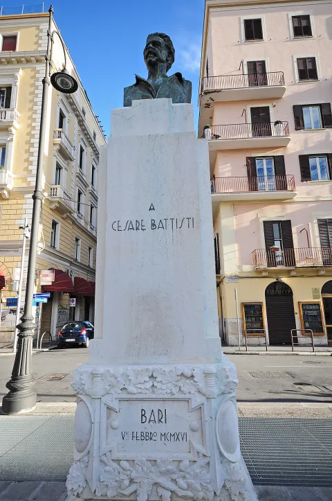 Busto di Cesare Battisti — Bari