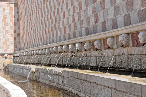 Fontana delle 99 cannelle — L'Aquila