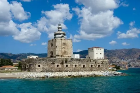 Faro di Punta San Raineri — Messina