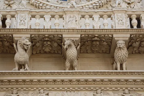 Sculture barocche in pietra leccese sulla facciata della Basilica di Santa Croce a Lecce