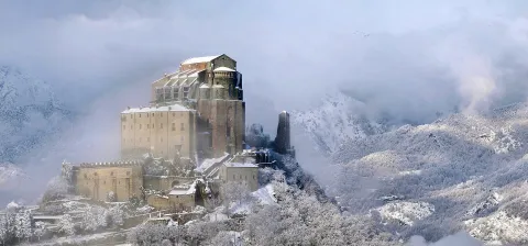 La Sacra di San Michele innevata arroccata sul monte Pirchiriano in Val di Susa.
