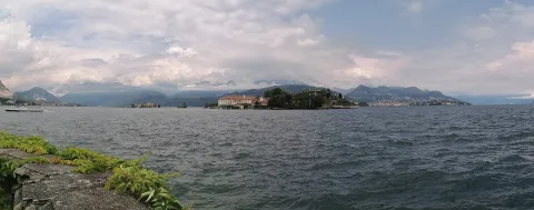Vista panoramica delle Isole Borromee sul Lago Maggiore viste dalla riva di Stresa