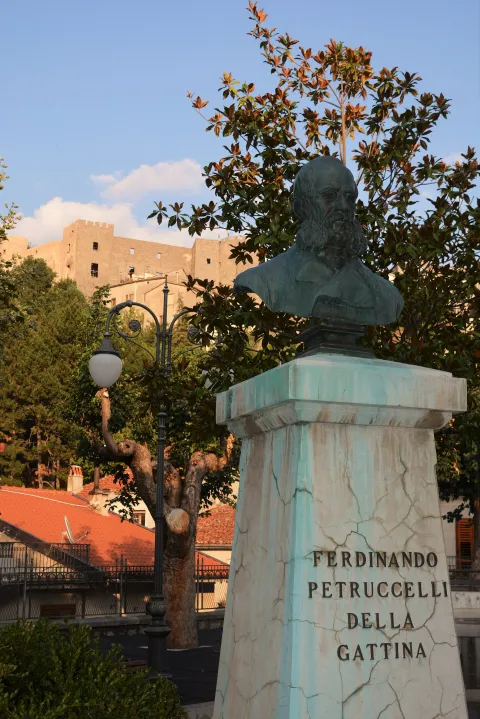 Monumento a Ferdinando Petruccelli della Gattina — Moliterno