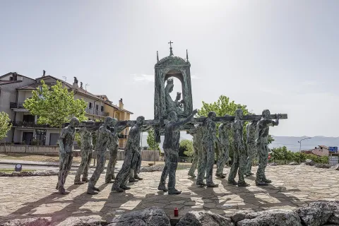 Monumento ai portatori della Madonna di Viggiano — Viggiano