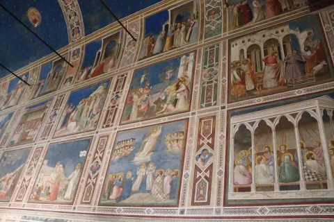 Affreschi di Giotto sulle pareti interne della Cappella degli Scrovegni a Padova.